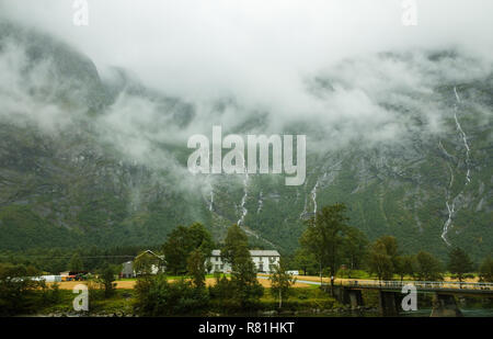 Paesaggio con montagne rocciose e strada in Norvegia. Foto Stock