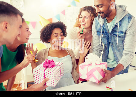 Il messaggio di saluto del team un collega in ufficio festa di compleanno Foto Stock