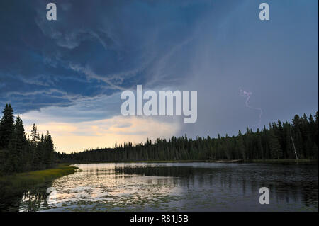 Un'immagine orizzontale di una tempesta di pioggia sopra il lago di Maxwell a Hinton Alberta Canada. Foto Stock