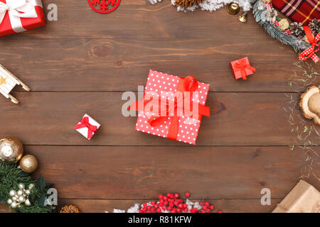 Auguri di Buon Natale. Dimensioni differenti presenta isolato su una superficie di legno top view close-up Foto Stock
