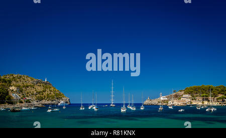 Port de Soller Mallorca Spagna con il blu del cielo e yacht Foto Stock