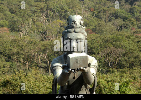 Statua buddista lodando Tian Tan Buddha o il Big Buddha, Isola di Lantau, Hong Kong, Cina. Foto Stock