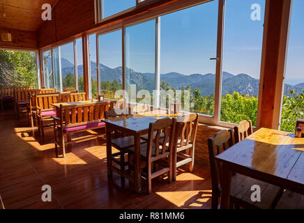 La terrazza all'aperto con vista sul mare nella caffetteria in stile rustico di Yoruk park, Kemer, Turchia. Foto Stock