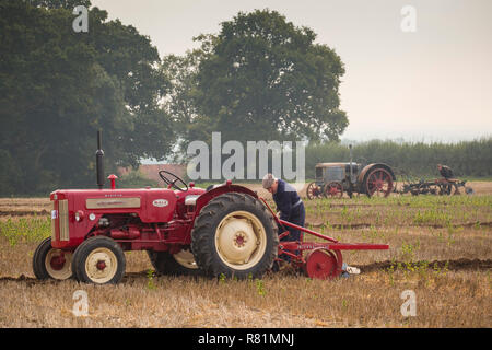 Una coppia di trattori d'epoca a Dunsden match di aratura, UK, Regno Unito Foto Stock