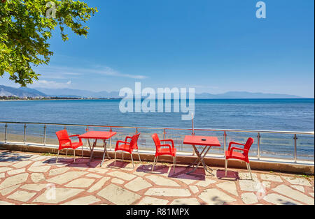Quay con panchine e tavoli in Finike, provincia di Antalya. Turchia Foto Stock