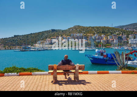 Quay lungo il molo a Finike, provincia di Antalya. Turchia Foto Stock