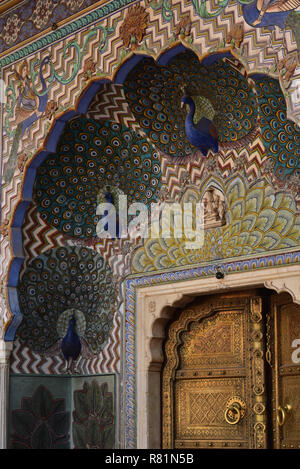 Close-up della coloratissima Peacock Gate in Pritam Chowk, City Palace Museum, Jaipur, Rajasthan, stato dell India occidentale, in Asia. Foto Stock