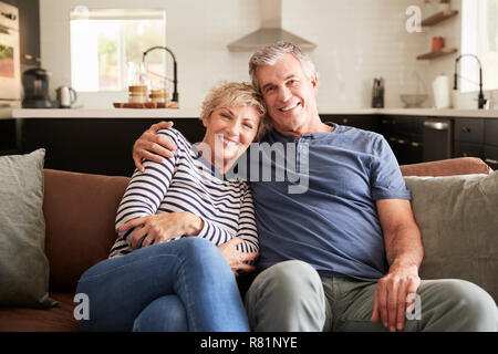 Senior Bianco matura in un momento di relax a casa sorridente alla fotocamera Foto Stock