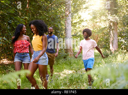 Due adulti nero coppie che vogliono godersi un estate escursione nella foresta Foto Stock