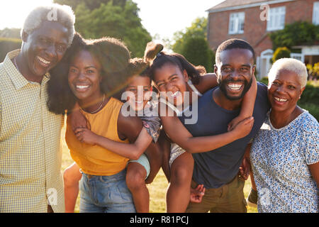 Multi generazione famiglia nero, genitori piggybacking kids Foto Stock