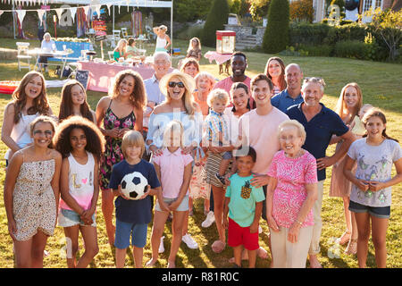 Ritratto di gruppo di persone che frequentano il giardino estivo Fete Foto Stock