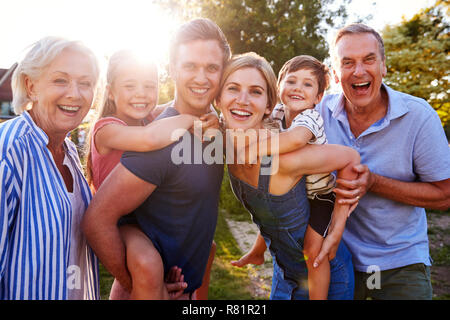 Ritratto di sorridere Multi generazione Famiglia all'aperto in estate Park contro la svasatura di Sun Foto Stock