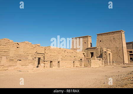 Hieroglypic incisioni sulla parete d'ingresso di antico tempio egizio di Iside di Philae Island Aswan Foto Stock