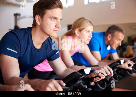 Chiusura del gruppo tenuto Lezione di spin in palestra Foto Stock