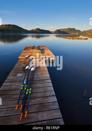 I remi per kayak giacciono sul dock, le isole di Kekova all'alba, Turchia Foto Stock