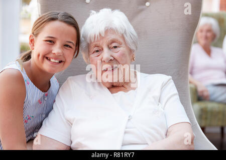 Ritratto del nipote visitando la nonna in casa di riposo Foto Stock