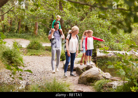 Famiglia Escursioni lungo il percorso dal fiume in UK Lake District Foto Stock