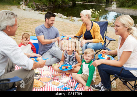 Generazione Multi Family godendo Picnic In campagna Foto Stock