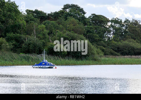 Piccola barca mored su un scozzese Loch Foto Stock