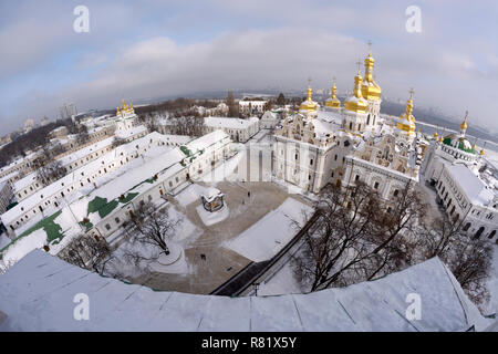 Vista invernale di Kiev il monastero delle Grotte e la cattedrale dell Assunzione sul fiume Dnieper sfondo. Dicembre 11, 2018. A Kiev, Ucraina Foto Stock