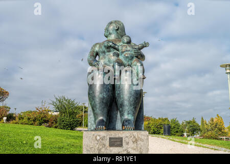 Fernando Botero scultura. La maternità nei pressi dell'ingresso al parco chiamato Amalia Rodrigues . Il Portogallo, Lisbona . Foto Stock