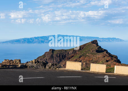 La Gomera visualizzati al di là Guergue dal passare sopra Santiago del Teide Tenerife, Isole Canarie, Spagna Foto Stock