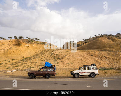 DANAKIL depressione, Etiopia - Giugno 29, 2016: persone che viaggiano in jeep in depressione di Danakil, Etiopia, il luogo più caldo della Terra. Foto Stock