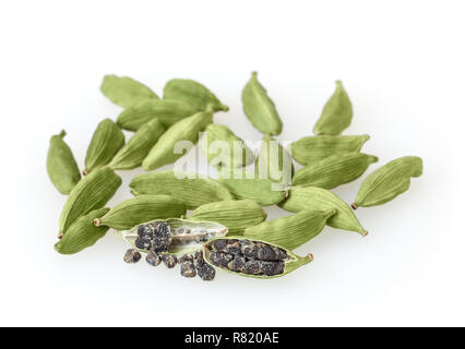 Verde cardamomo cialde isolati su sfondo bianco Foto Stock