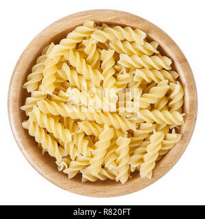 Fusilli in ciotola di legno isolato su sfondo bianco con tracciato di ritaglio Foto Stock