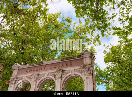 Portland, Oregon, Stati Uniti d'America - 29 Maggio 2010: Gli alberi forniscono ombra sopra gli archi di Ankeny Square a Portland, Oregon Foto Stock