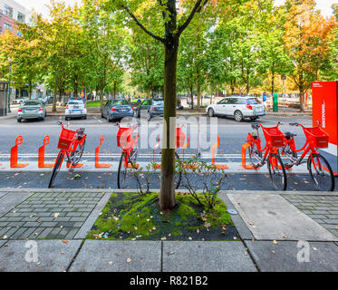 Portland, Oregon, Stati Uniti d'America - 8 Ottobre 2016: Città noleggio biciclette station identificati dai brillanti colori arancione nel Pearl District in downtown Portla Foto Stock