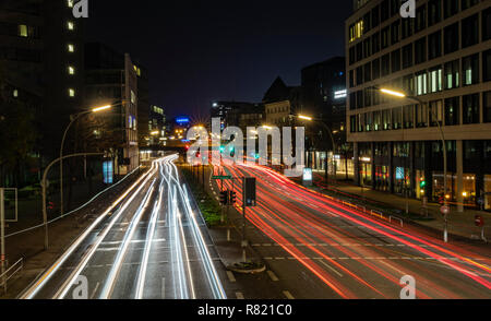 Amburgo, Germania - 15 Novembre 2018: fotografie con lunghi tempi di esposizione che mostra i percorsi di luce su strada nella città di Amburgo in Germania. Foto Stock