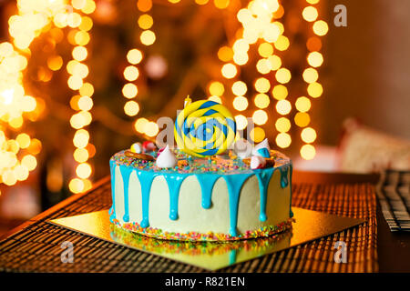 Compleanno torta bianca con dolci e candela per little baby boy e decorazioni per la torta smash. Foto Stock