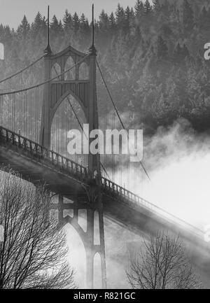 In bianco e nero di stile gotico di San Giovanni ponte in Portland Oregon, attraversa il fiume Willamette. La costruzione iniziò nel 1929. Foto Stock