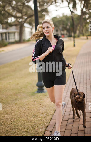 Giovane donna fuori esercizio con il cane Foto Stock