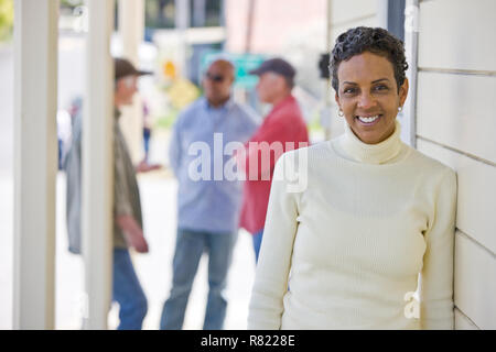 Ritratto di un sorridente metà donna adulta. Foto Stock