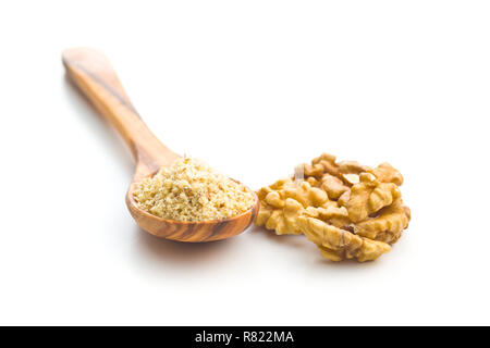 Macinato e intero kernel noci isolati su sfondo bianco. Foto Stock