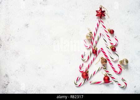 Creative abete realizzato da caramelle e decorazioni. Foto Stock