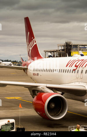 SEATTLE TACOMA AIRPORT, WA, Stati Uniti d'America - Giugno 2018: motore e pinna di coda di un Virgin America A320 di getto a Seattle Tacoma Airport. Foto Stock