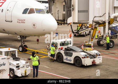 SEATTLE TACOMA AIRPORT, WA, Stati Uniti d'America - Giugno 2018: vista ravvicinata del naso di un Virgin America Airbus A320 jet. Un rimorchiatore è attaccato al piano a spingerlo Foto Stock