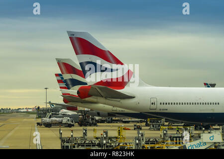 Dall'Aeroporto Heathrow di Londra, Inghilterra - Giugno 2018: alette di coda di British Airways Boeing jet 747 presso il Terminal 5 di Londra Heathrow Airport. Foto Stock