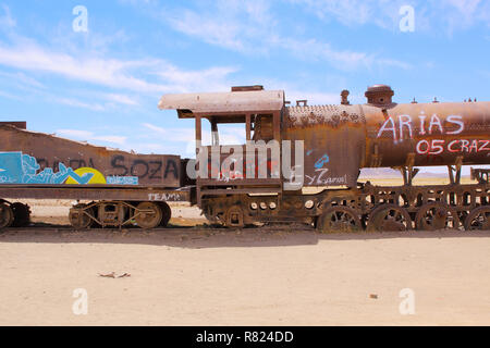 Uyuni, Bolivia. Rusty vecchia locomotiva a vapore. treno cimitero sul altipiano boliviano. Foto Stock