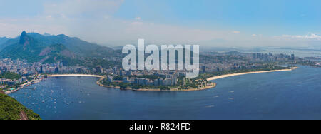 Vista su Botafogo, Aeroporto Santos Dumont e il ponte Rio-Niteroi da la Montagna Sugar Loaf, di Botafogo Rio de Janeiro Foto Stock