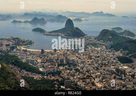 Vista su Botafogo e il Pan di Zucchero dal Corcovado, di Botafogo Rio de Janeiro, Stato di Rio de Janeiro, Brasile Foto Stock