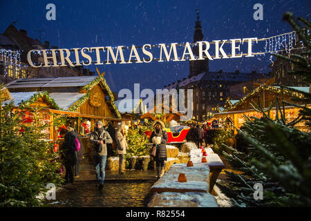 Il mercatino di Natale sulla Høbro Plads square, city centre, Copenaghen, la regione della capitale della Danimarca, la Danimarca Foto Stock