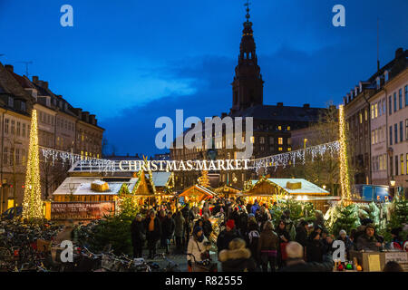 Il mercatino di Natale sulla Høbro Plads square, city centre, Copenaghen, la regione della capitale della Danimarca, la Danimarca Foto Stock