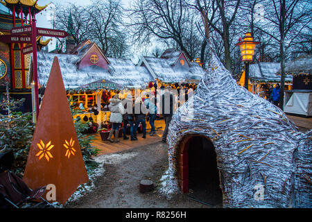 Mercatino di Natale nel parco divertimenti Giardini di Tivoli e dal centro città di Copenaghen, capoluogo della regione della Danimarca, la Danimarca Foto Stock