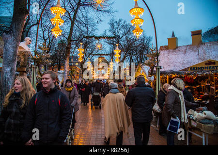 Mercatino di Natale nel parco divertimenti Giardini di Tivoli e dal centro città di Copenaghen, capoluogo della regione della Danimarca, la Danimarca Foto Stock