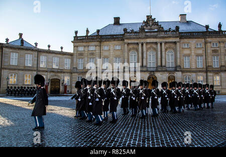 Cambio della guardia, royal guardie del corpo, cerimonia al di fuori di Amalienborg Royal Palace, Copenhagen Capital Region Danimarca Foto Stock