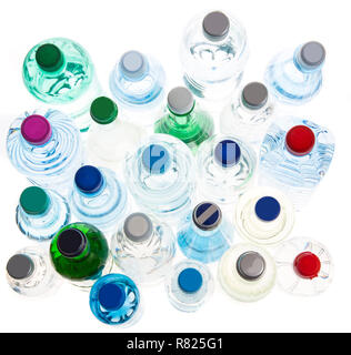 Diverse varietà di acqua minerale in bottiglie di vetro e di plastica o di PET Foto Stock
